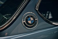 aap-car-logo-history-how-famous-automaker-emblems-evolved-1790772358 Close-up shot of a vintage BMW logo on a classic car. Iconic automotive detail.